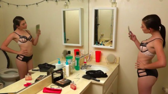 Bathroom Selfie Made Her Extremely Horny!