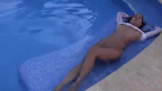 Hot Tanned Babe Posing Naked By The Pool!