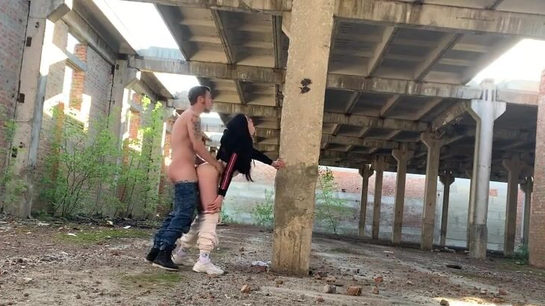 He Fucked His Curvy Russian GF In Abandoned Building And Came On Her Ass!
