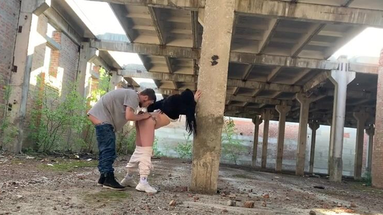 He Fucked His Curvy Russian GF In Abandoned Building And Came On Her Ass!