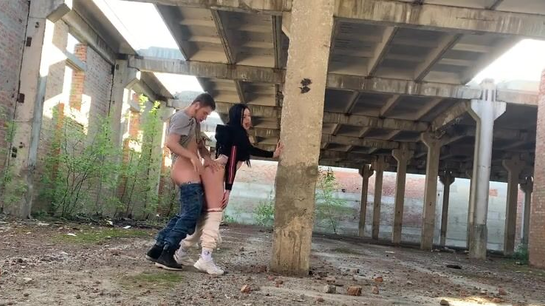 He Fucked His Curvy Russian GF In Abandoned Building And Came On Her Ass!