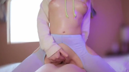 Fitness Girl Stretches Her Tight Pussy After Workout!
