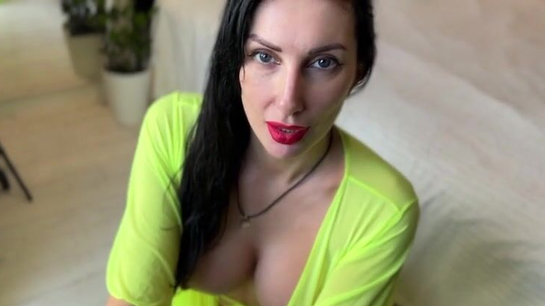 Stepmom Loves Giving Sloppy Blowjobs & Cum On Her Face!