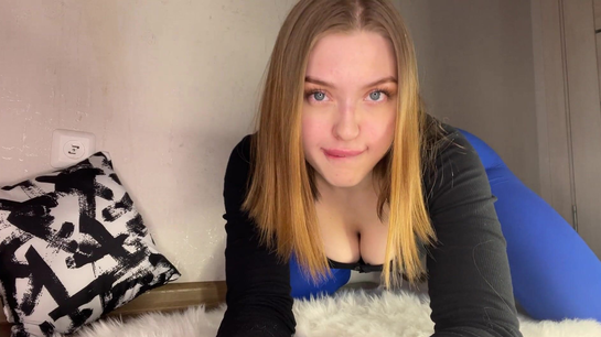 Thick Ass Russian Girl Masturbates and Moans Loud!